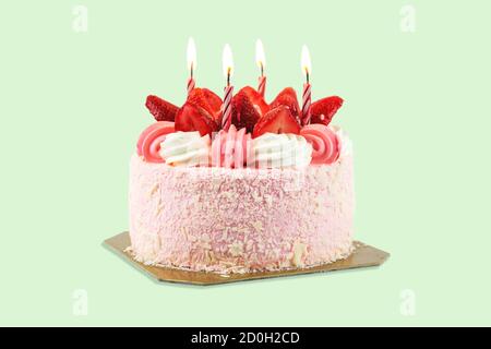 Primo piano di una torta di compleanno con candele su uno sfondo color pastello. Foto Stock