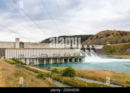 Aviemore Hydro Station in Nuova Zelanda, utilizzando l'acqua dal lago artificiale Aviemore o Mahi Tikumu. Fa parte dello schema idroelettrico Waitaki. Foto Stock