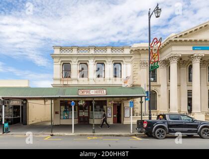 L'Empire Hotel for Backpackers si trova vicino alla filiale di Oamaru del Gruppo bancario Australia e Nuova Zelanda a Thames Street a Omaru, Nuova Zelanda Foto Stock