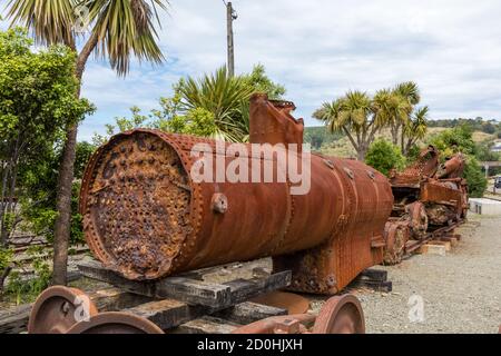 La caldaia fortemente corrosa di una locomotiva a vapore, in attesa di conservazione nei laboratori della 'Oamaru Steam and Rail Restoration Society' Foto Stock