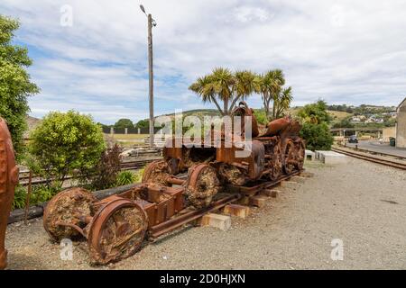 La caldaia fortemente corrosa di una locomotiva a vapore, in attesa di conservazione nei laboratori della 'Oamaru Steam and Rail Restoration Society' Foto Stock