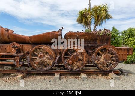 La caldaia fortemente corrosa di una locomotiva a vapore, in attesa di conservazione nei laboratori della 'Oamaru Steam and Rail Restoration Society' Foto Stock