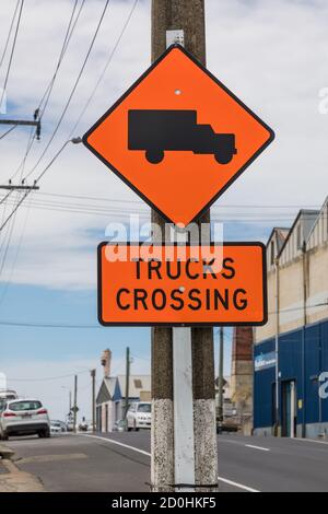 Segnale di avvertenza "Trucks Crossing" con informazioni di testo aggiuntive in Oamaru, Otago, Nuova Zelanda Foto Stock