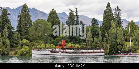 Il vaporetto a doppia vite edoardiano TSS Earnslaw che pende le acque del lago Wakatipu, Queenstown, NZ; l'unico vaporizzatore a carbone attivo del Lloyd's Register. Foto Stock