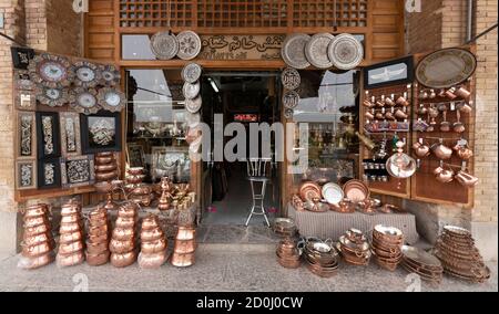 Isfahan, Iran - 2019-04-13 - display esterno di rame e argento mercanzia di un piccolo negozio. Foto Stock
