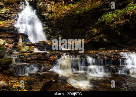 paesaggi autunnali pacifici e colorati di ispirazione, con cascate e Stream nel parco statale Ricketts Glenn in Pennsylvania Foto Stock