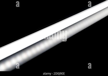 Lampada a tubo LED di colore bianco per foto e video su sfondo nero. Foto Stock