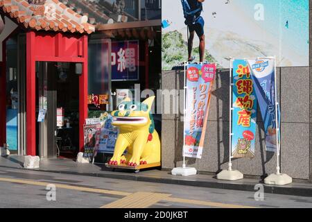 Davanti al cosiddetto 'negozio di antenne', un negozio che vende specialità regionali, questo ha prodotti Foto Stock