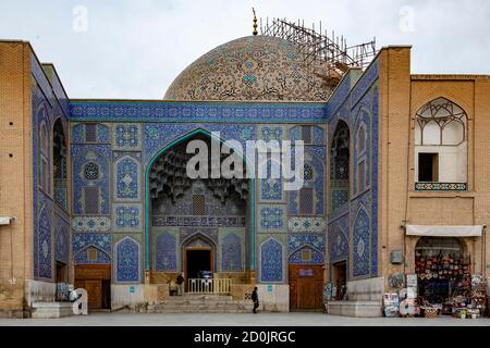 Kashan, Iran - 2019-04-14 - Naqshe Cehan moschea quadrata sotto lavori di rinnovo. Foto Stock