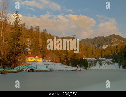 Il lago Banjosa è un lago artificiale e una località turistica a 18 chilometri dalla città di Rawalakot nel distretto di Poonch, Azad Kashmir, Foto Stock