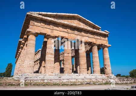 Secondo Tempio di Hera a Paestum, precedentemente noto come Tempio di Poseidone o Nettuno, un antico tempio greco con colonne doriche Foto Stock