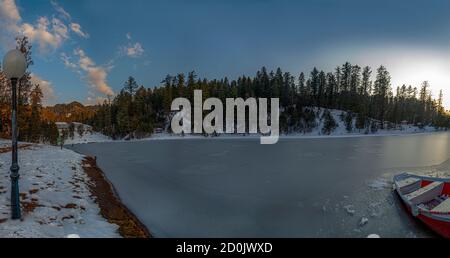 Il lago Banjosa è un lago artificiale e una località turistica a 18 chilometri dalla città di Rawalakot nel distretto di Poonch, Azad Kashmir, Foto Stock