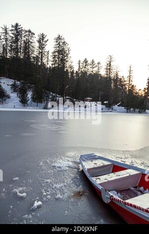 Il lago Banjosa è un lago artificiale e una località turistica a 18 chilometri dalla città di Rawalakot nel distretto di Poonch, Azad Kashmir, Foto Stock