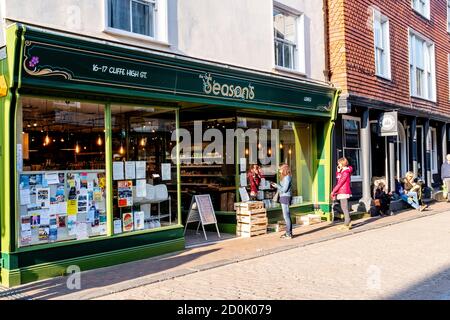 Local People Queue per entrare IN un negozio durante il Corona Virus Pandemic, Lewes, East Sussex, UK. Foto Stock