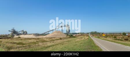 Stabilimento di estrazione della sabbia vicino al fiume Waal a Millingen aan de Rijn, Gelderland, Paesi Bassi Foto Stock