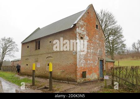 Un edificio vuoto nel villaggio di Imber parte del campo di addestramento militare a Salisbury Plain, Wiltshire, Inghilterra, Regno Unito Foto Stock