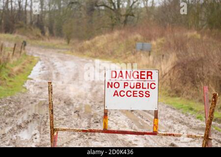 Cartello di avvertimento in Imber Village parte del campo di addestramento militare a Salisbury Plain, Wiltshire, Inghilterra, Regno Unito Foto Stock