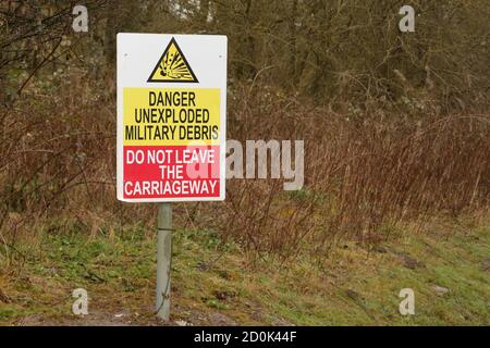 Cartello di avvertimento in Imber Village parte del campo di addestramento militare a Salisbury Plain, Wiltshire, Inghilterra, Regno Unito Foto Stock