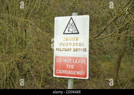 Cartello di avvertimento in Imber Village parte del campo di addestramento militare a Salisbury Plain, Wiltshire, Inghilterra, Regno Unito Foto Stock