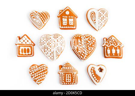 Set di gustosi biscotti fatti in casa di natale con pan di zenzero a forma di cuore e vecchia casa su sfondo bianco. Foto Stock