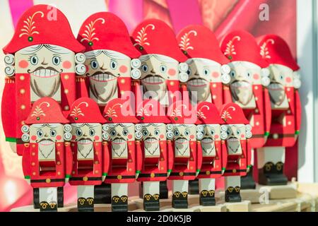 Set di cracker di noce di legno di chritmas sullo scaffale. Tradizionale mercatino di Natale a Mosca, Russia Foto Stock