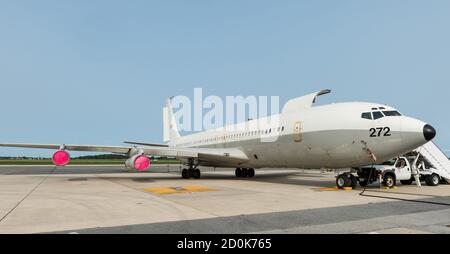 Gli aerei della 436° Squadron Aerial Port caricarono il carico su una forza aerea israeliana Boeing 707 settembre 15, 2020, presso la base dell'aeronautica militare di dover, Delaware, come parte di un progetto di vendita militare straniero. Negli ultimi 70 anni, gli Stati Uniti e Israele hanno sviluppato legami indissolubile attraverso la cooperazione in materia di sicurezza, economia e business, ricerca scientifica e innovazione e scambi tra persone. Grazie alla sua posizione strategica, dover AFB supporta regolarmente le operazioni di vendita militari straniere. (STATI UNITI Air Force foto di Roland Balik) Foto Stock