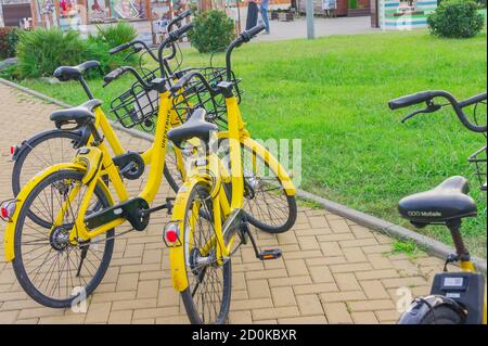 Sochi Adler, Russia - 7 settembre 2019: Noleggio biciclette sul parcheggio per biciclette Foto Stock
