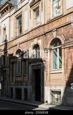 The pesantemente dipinto Youth Hostel in carter Lane, Londra, EC 4. Ex Scuola del Coro di San Paolo Foto Stock