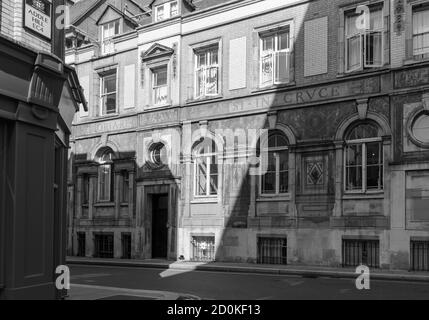 The pesantemente dipinto Youth Hostel in carter Lane, Londra, EC 4. Ex Scuola del Coro di San Paolo Foto Stock