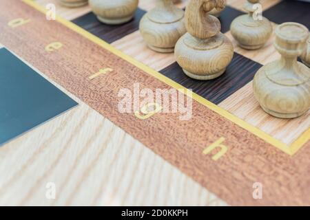 Scacchi bordo fragement primo piano. Figure di legno Foto Stock