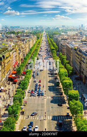 Vista su Avenue des Champs Elysees da Arc de Triomphe a Parigi, Francia Foto Stock