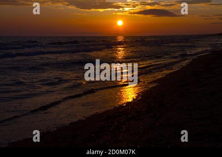 Colorato e bellissimo tramonto sul mare Foto Stock