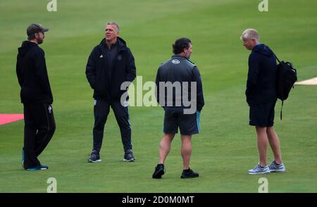 Direttore del Cricket Alec Stewart (seconda a sinistra) e allenatore del Lancashire Glen Chapple (a destra) fuori sul campo prima della partita semifinale Vitality Blast T20 a Edgbaston, Birmingham. Foto Stock