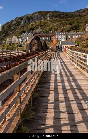 Ponte ferroviario di Barmouth sull'estuario di Mawddach sul Galles costa Foto Stock