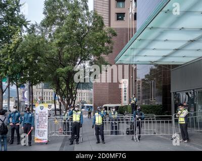 Seoul, Corea del Sud - la polizia ha vietato la strada per evitare massicce manifestazioni anti-governative intorno alla piazza del municipio. Foto Stock