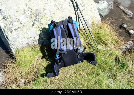 Attrezzatura da trekking, zaino grande e pali telescopici. Foto Stock