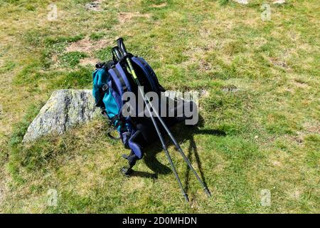 Attrezzatura da trekking, zaino grande e pali telescopici. Foto Stock