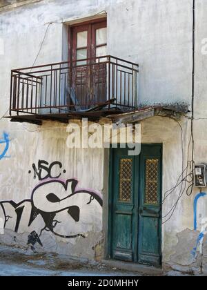 Vecchia casa abbandonata situata a Karditsa, Grecia. Concetto: Passaggio del tempo sugli oggetti. Foto Stock