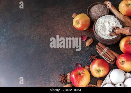 Pasticcini autunnali. Tradizionale torta di mele autunnali, spezie, mele, accessori. Foto Stock