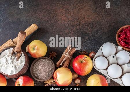 Pasticcini autunnali. Tradizionale torta di mele autunnali, spezie, mele, accessori. Foto Stock