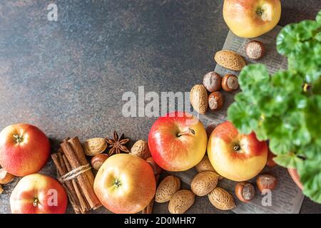 Pasticcini autunnali. Tradizionale torta di mele autunnali, spezie, mele, accessori. Foto Stock