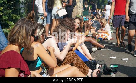 Gruppi di giovani felici e godenti la vita al Carnevale di Notting Hill Foto Stock