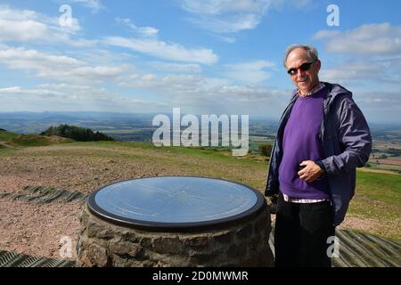 Uomo accanto al toposcopio sulla cima del Wrekin, vicino a Telford, Shropshire, Regno Unito Foto Stock