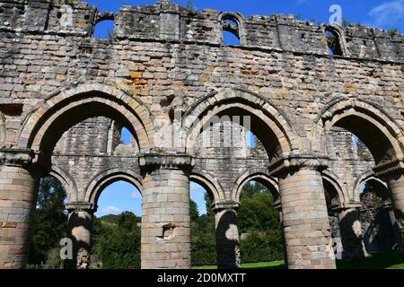 Buildwas Abbey, un monastero cistercense situato sulle rive del fiume Severn, a Buildwas, Shropshire, Inghilterra, Regno Unito Foto Stock