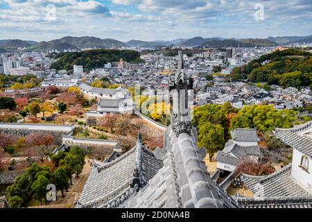 Una vista sulla città da una finestra di Himeji castello Foto Stock