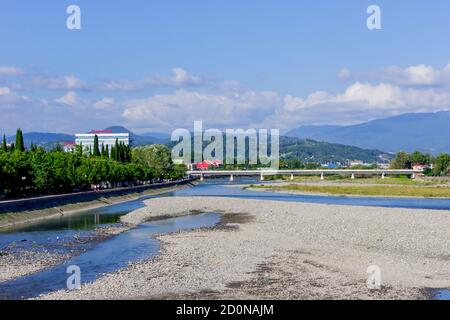 SOCHI, RUSSIA - 07 settembre 2019: Vista dell'argine del fiume Mzymta a Rosa Khutor Foto Stock