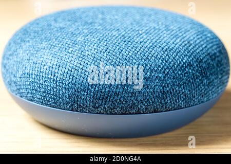 Primo piano su Google home mini intelligenza artificiale Smart Home Device visualizza Foto Stock