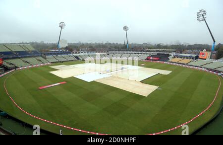 Vista generale delle coperture sul campo in quanto la pioggia battente cade prima della partita di semifinale Vitality Blast T20 a Edgbaston, Birmingham. Foto Stock