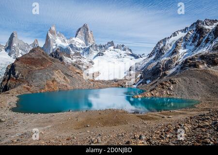 Una vista panoramica sul monte Fitz Roy con il lago blu sotto di esso. Foto Stock