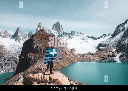Un avventuriero greco che ammira le montagne argentine in Patagonia. Foto Stock